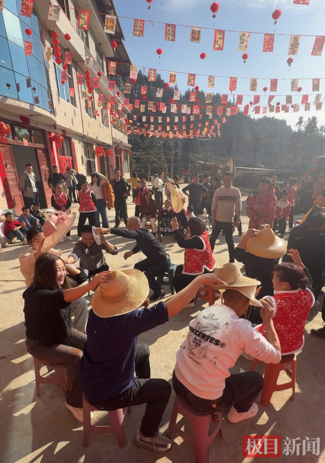 18个家庭每家500自办春晚光速走亲戚 亲情盛宴暖人心