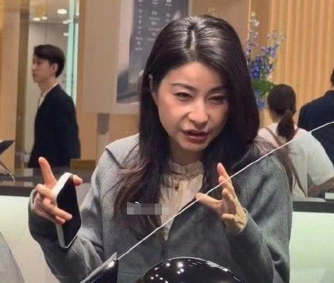 徐志胜回家过年忙成“接客松” 亲切笑容迎乡亲