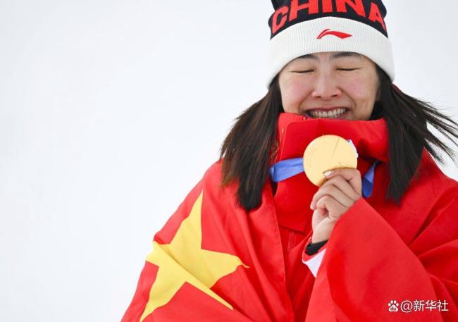 冰雪白 冬奥金 中国红 荣耀属于每份坚持