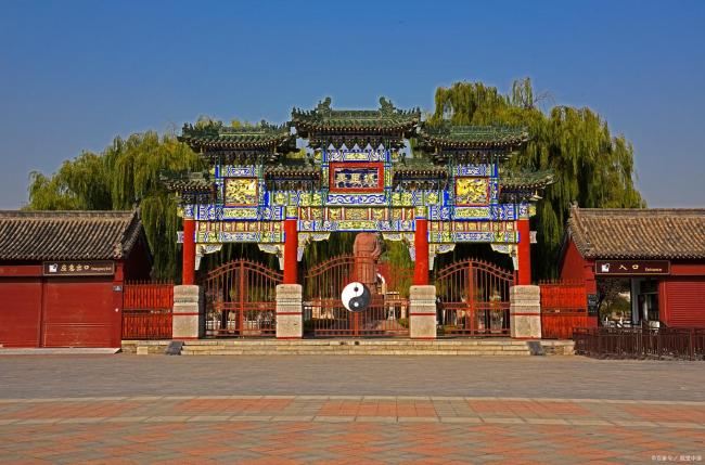 “正月初四迎阳日，三阳开泰万事吉”