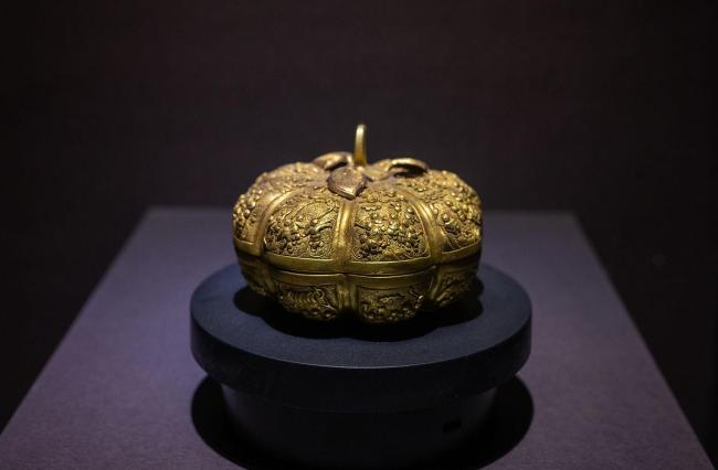 80岁老人将金手镯做成戒指送儿媳女儿 爱的传承与祝福