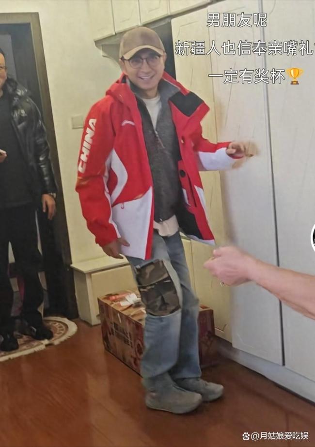 尼格买提回新疆过年 进门先拥抱爸妈