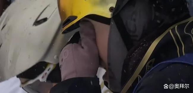 李天马重摔掩面哭泣 徐梦桃拥抱安慰 失误后的温暖鼓励