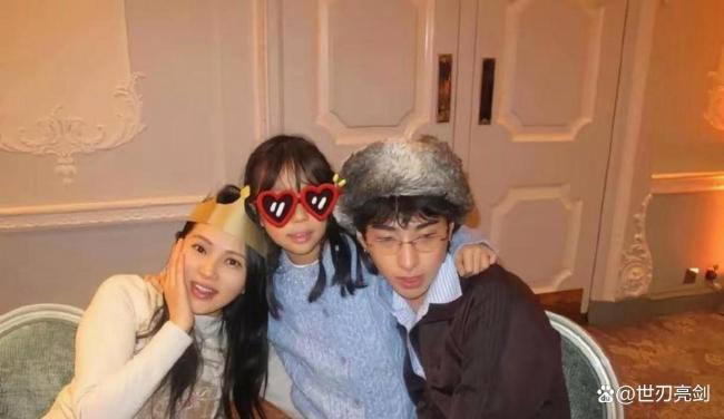 秦昊伊能静回沈阳过年 牵手逛吃 工作与家庭的平衡之道