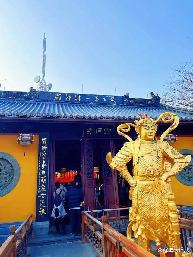 “天下第一财神庙”被游客挤爆 年轻人求财运新潮流