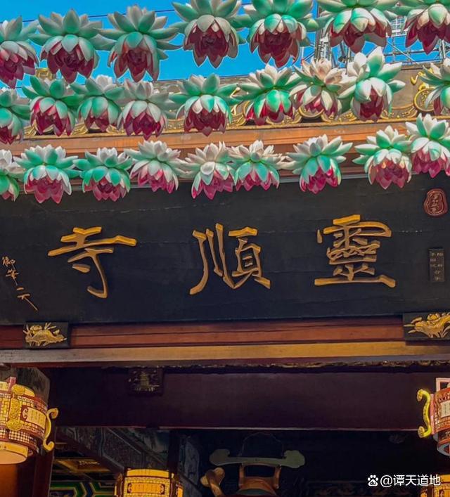 “天下第一财神庙”被游客挤爆 年轻人求财运新潮流