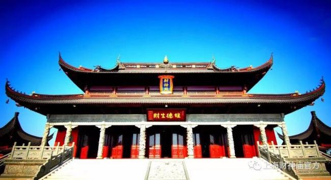 上海财神庙辟谣香炉起火 实为降温处理