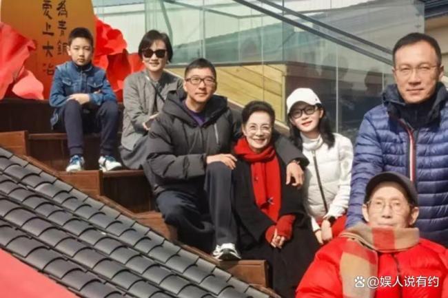 陈数晒全家福迎财神 温馨七口同框