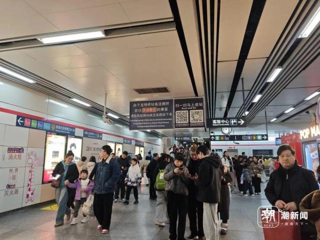 撞脸吴京 杭州地铁这位赵Sir火了 春运日常引关注