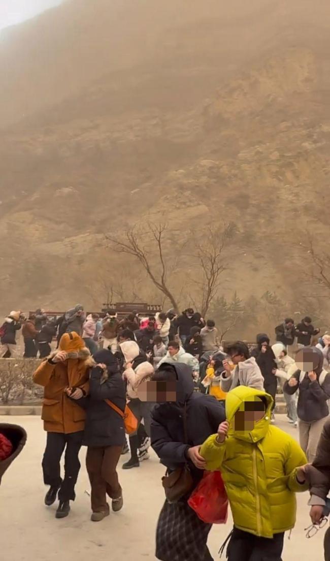 大同遭遇沙尘天气 游客直接被吹倒 多景区紧急闭园