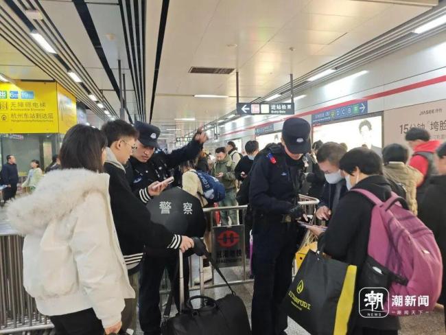 撞脸吴京 杭州地铁这位赵Sir火了 春运日常引关注