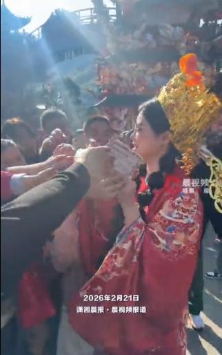 景区女财神被游客追得满场跑 幸福的“被稀罕”体验