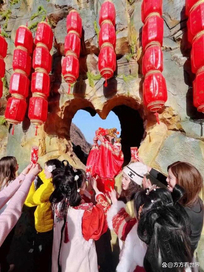 景区“财神”撒真钱合适吗 传统与安全并重