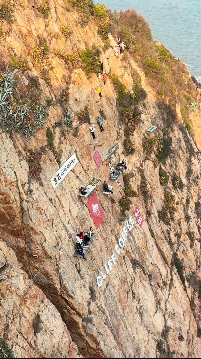 福建一悬崖咖啡店走红 座位高约60米