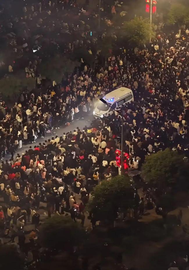 浏阳烟花大会数万游客为救护车让道 温暖人心一幕