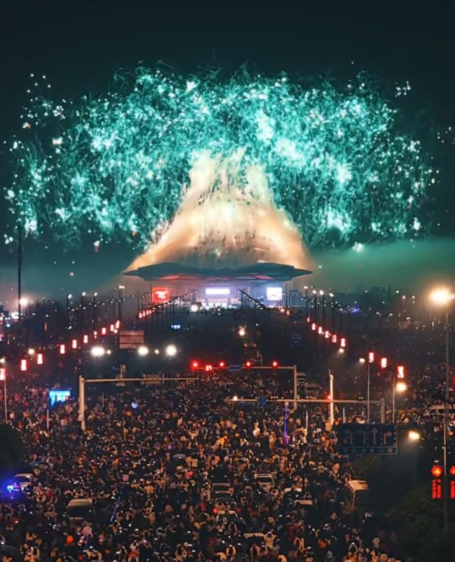 浏阳烟花大会现场游客为救护车让道