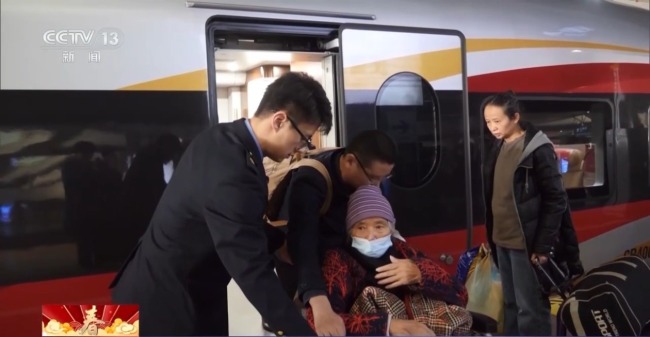 “极速换乘” 车站引导员暖心守护旅客出行