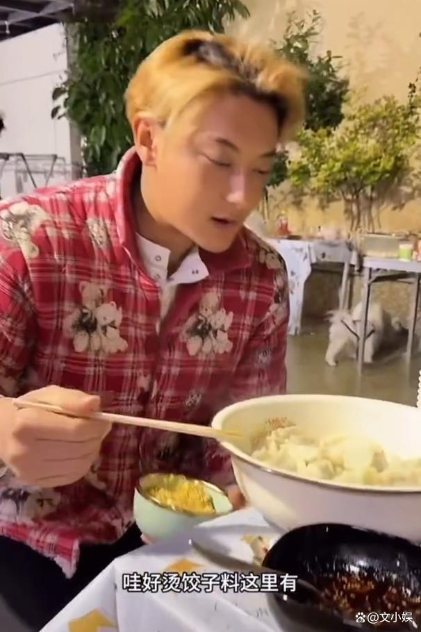 黄子韬回徐艺洋故我穿大花棉寝衣 顶流变形记激励热议