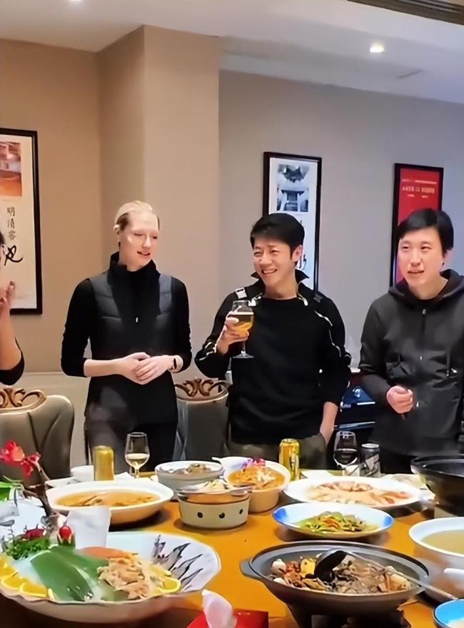 撒贝宁与妻儿回武汉住旅店