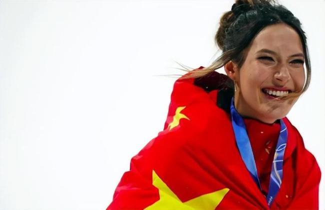 谷爱凌谈拿奖牌🏅：让世界尊重中国队 成功卫冕展风采