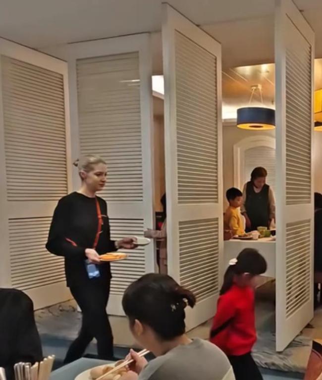 撒贝宁与妻儿回武汉住旅店 家庭琐事背后的温馨时光