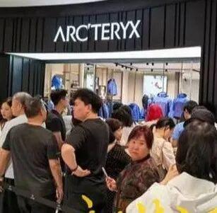 粉丝偶遇黄日华许诺见苗侨伟 老辈艺东谈主宠粉记