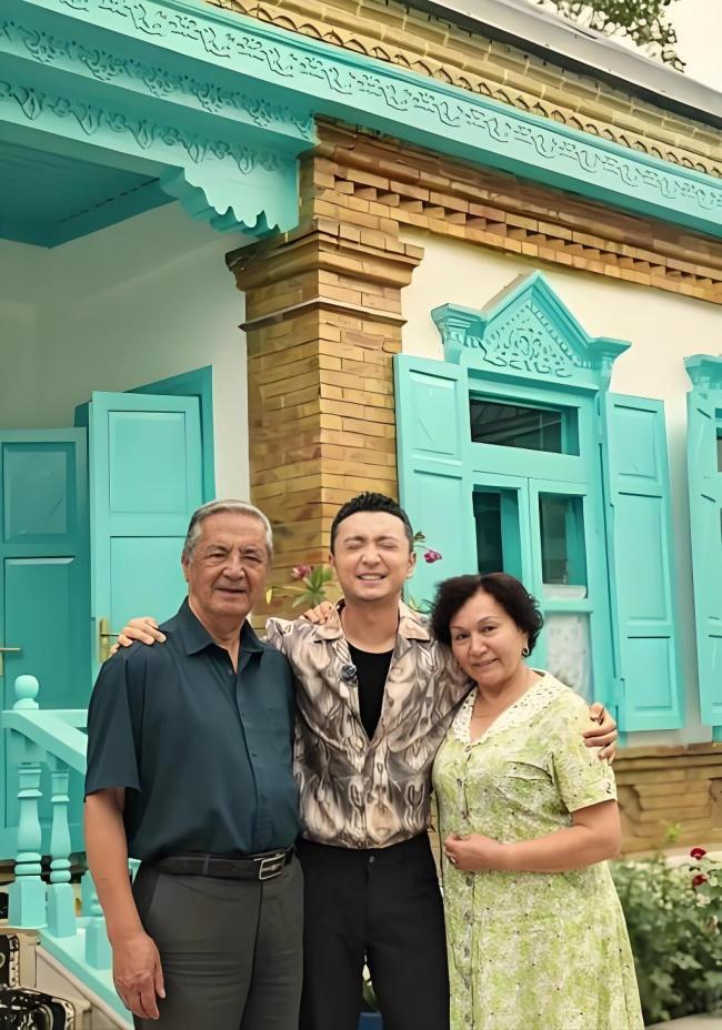 尼格买提家宴8个菜没一个青菜 满桌碳水的年味