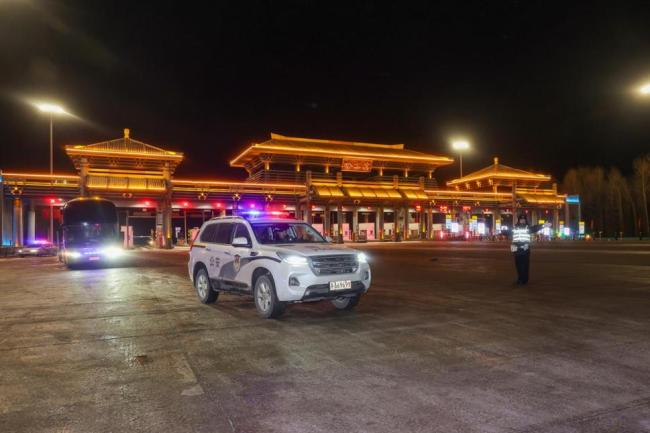 哈尔滨公安接力护航滞留车辆平安返城