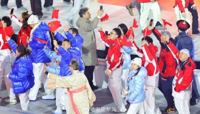 中国红闪耀米兰冬奥闭幕式