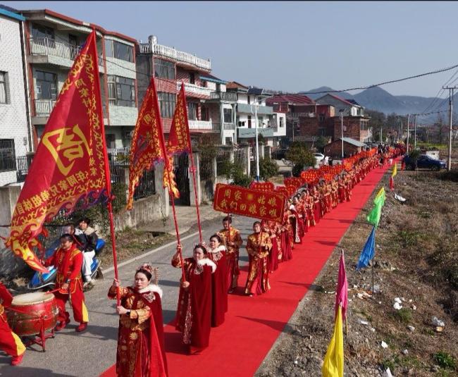 90位外嫁女集体回村过年 当事人回应