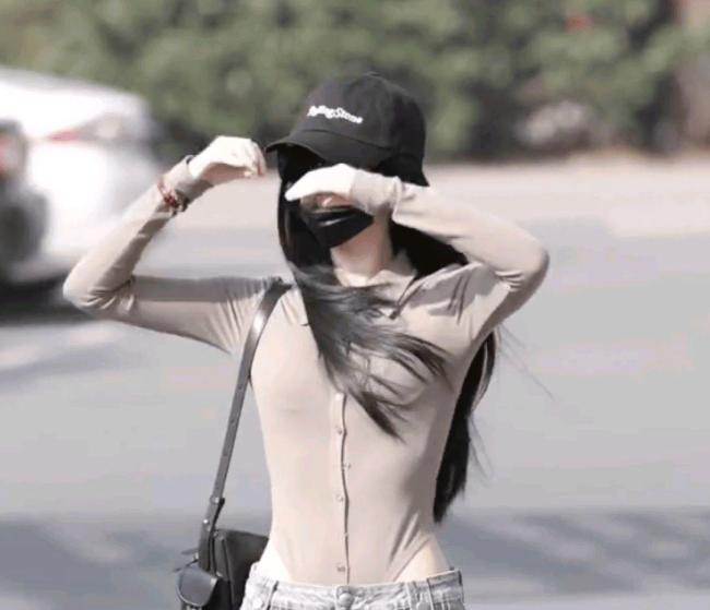 虞书欣辣妹连体衣 展现自信魔力