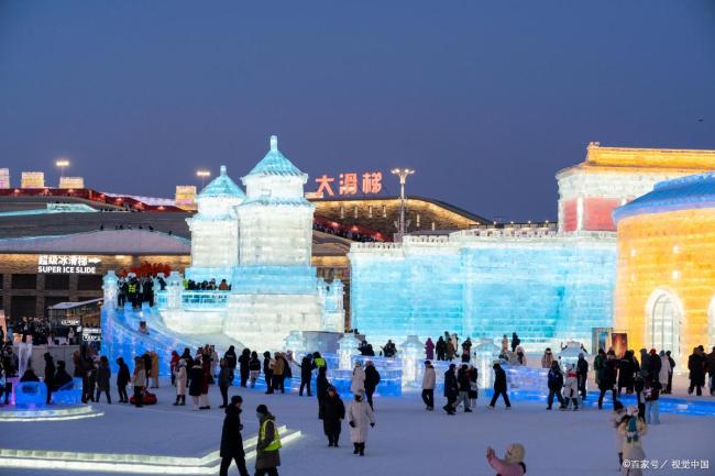 哈尔滨冰雪大世界提前闭园 暖冬下的无奈抉择
