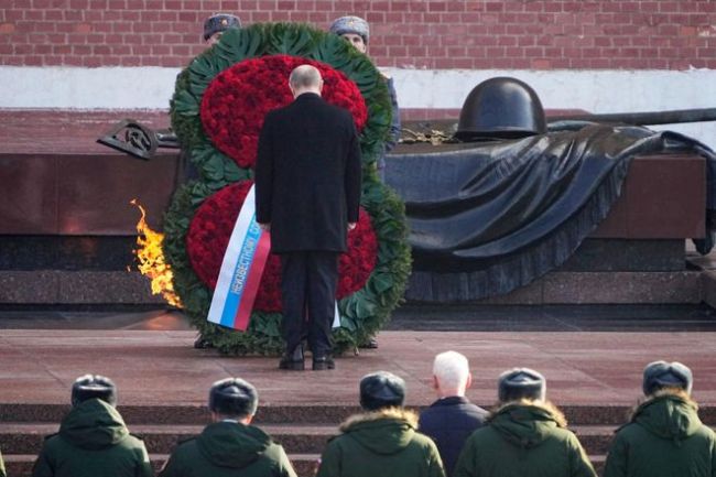 普京在“祖国保卫者日”现身莫斯科红场 核威慑与授勋并行