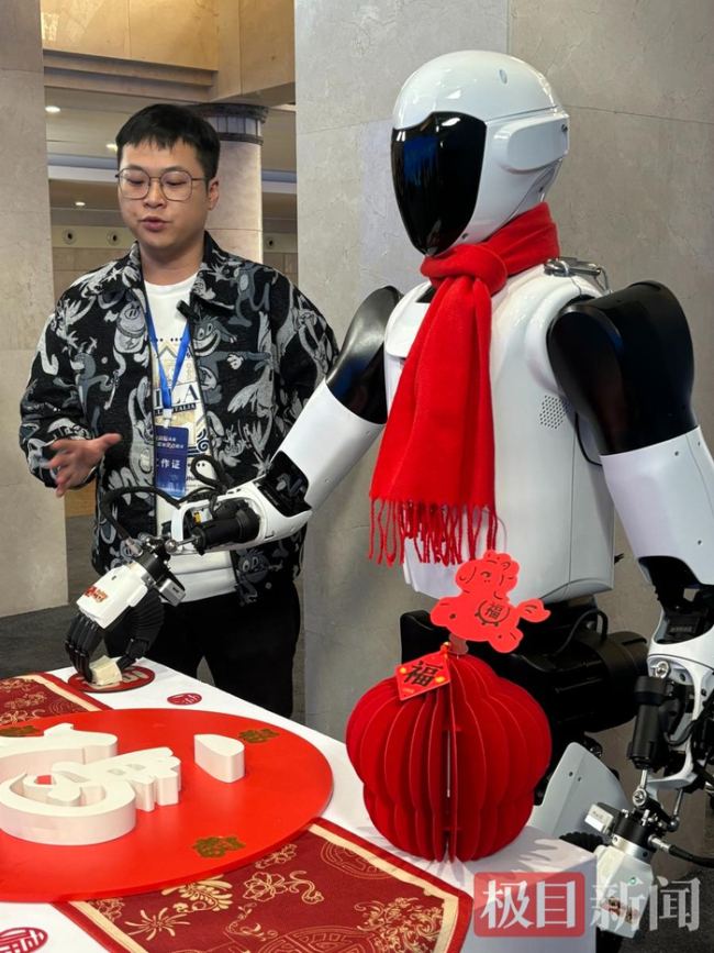 人形机器人能感知一根羽毛的重量 灵巧手展现惊人触觉