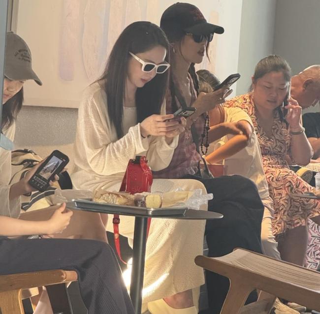 网友三亚偶遇董璇母女 口碑大反转