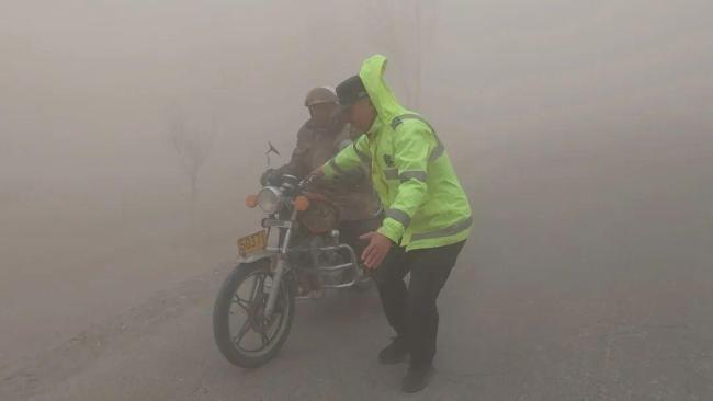 能见度不足10米但守护清晰可见 风沙中坚守平安