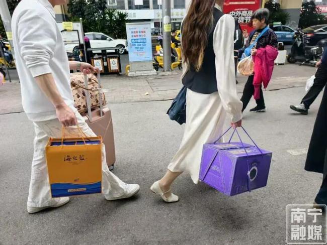 返程行囊里装下的不只是特产 更是亲情与乡愁