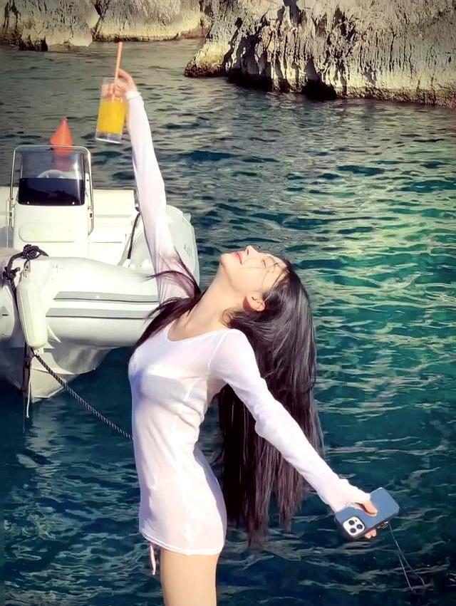 易梦玲晒比基尼照 顶级视觉资产展示