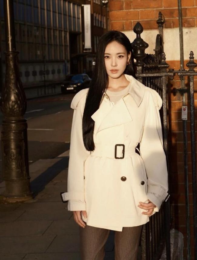 小S二女儿参加伦敦时装周 复古风惊艳亮相