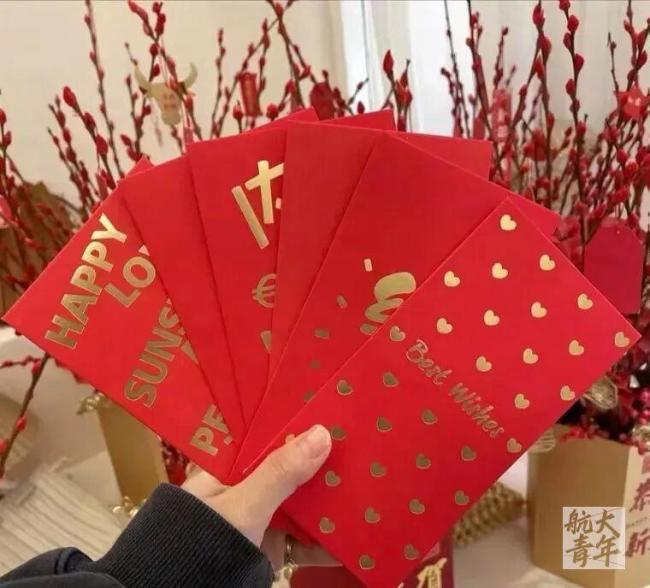 孩子红包掉地上 陌生人踩住捡走 误传引发公众焦虑