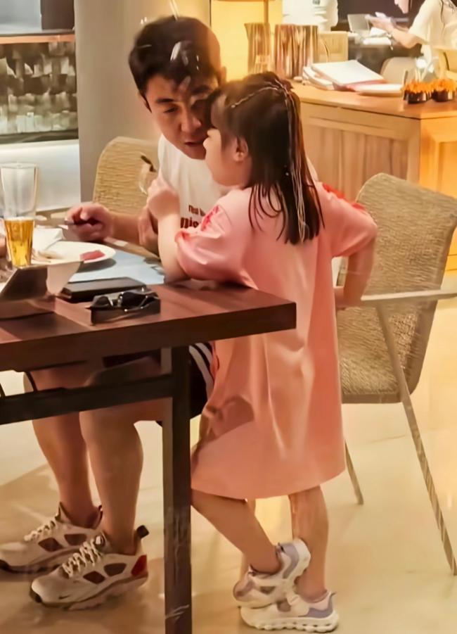 撒贝宁一家返京复工,配头李白长腿抢镜,儿女酷似姆妈超可人 温馨日常羡煞旁东谈主