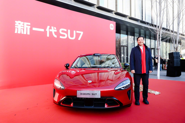 雷军公布改款小米SU7新配色:赤霞红 灵感源自破晓霞光