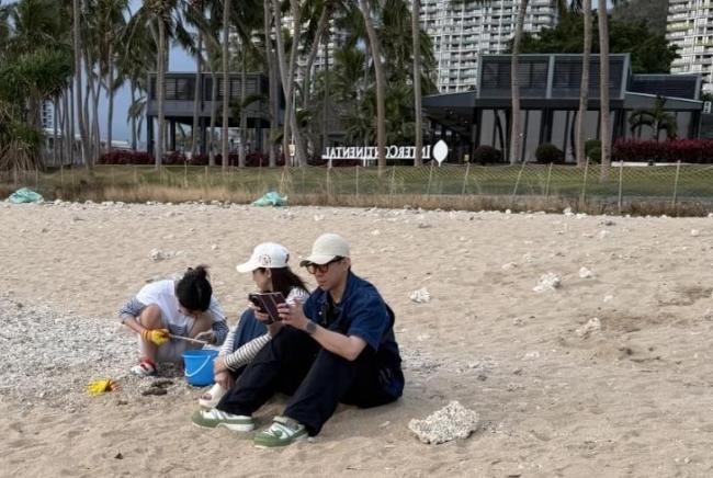 网友三亚偶遇董璇母女 口碑大反转