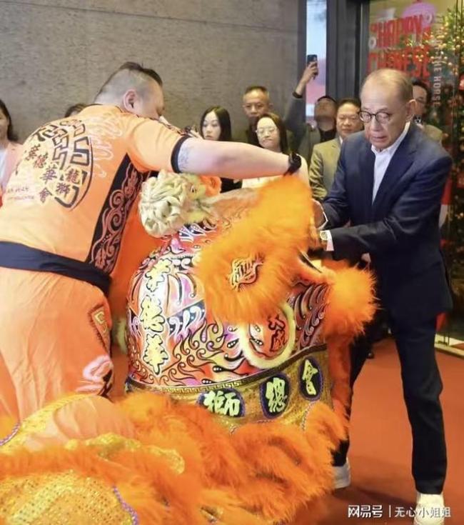 霍汶希开工派利是超吵杂!杨受成切烧猪点醒狮,谢霆锋成最大财神 职工和蔼贺年领红包