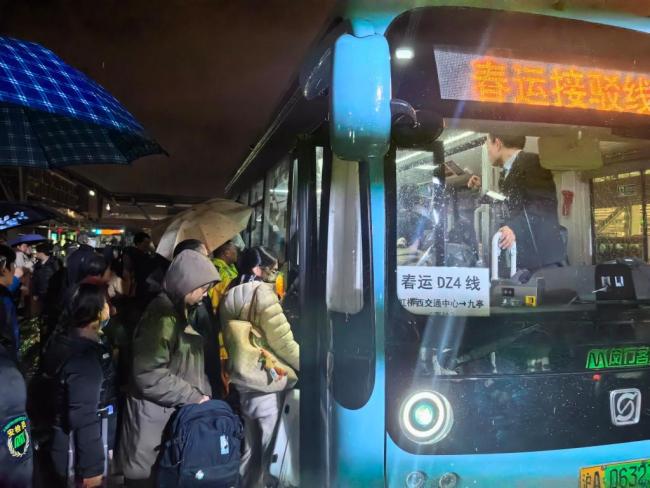 车站千人排队打车 有人靠蹭车回市区 春运潮汐客流困境凸显