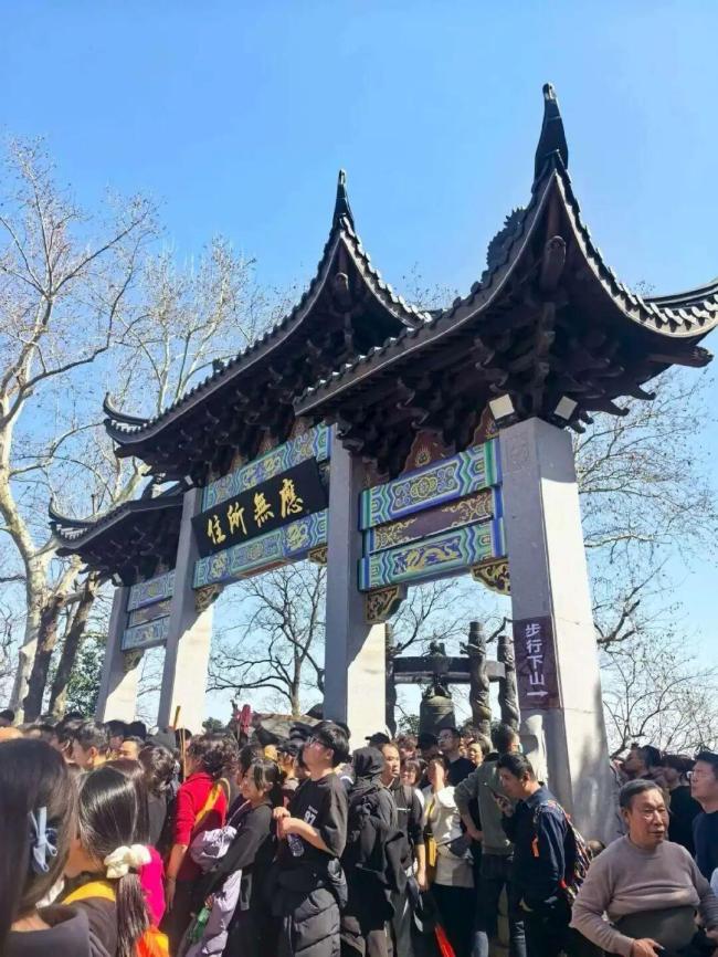 春节假期杭州西湖搭客繁密