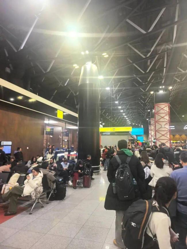 多位中国游客滞留莫斯科机场10小时 无人机侵袭致航班延误