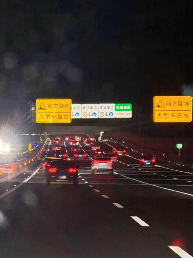第一批返程的东说念主如故堵哭了 高速飘红车流激增