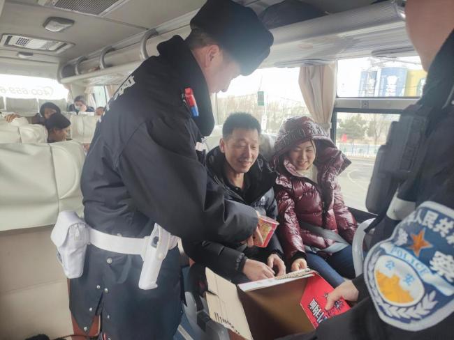 冰城公安为滞留车辆护航 雪中送暖保平安