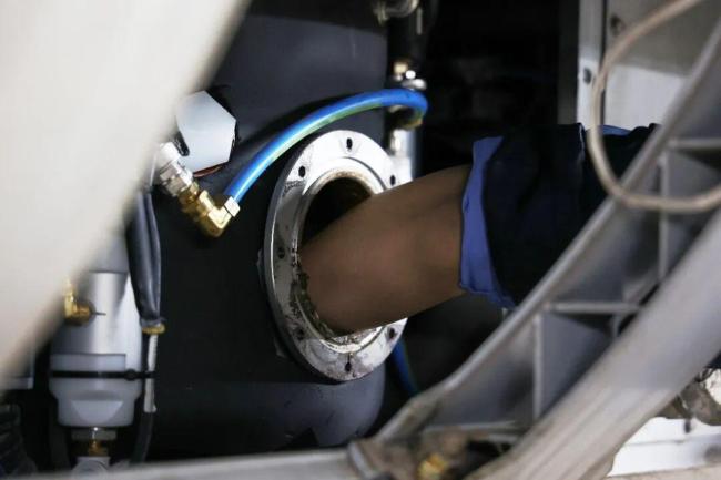 女子不慎将金手链冲进便池 铁路职工徒手找回